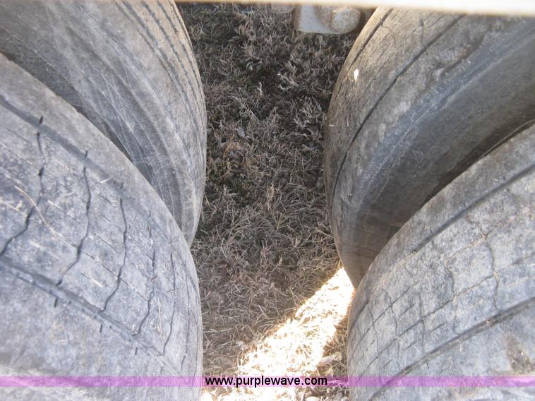 image for item J2946 2002 Wilson Silver Star PSDCL-302 cattle pot trailer