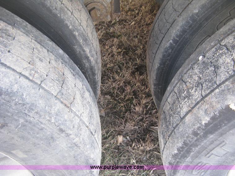 image for item J2946 2002 Wilson Silver Star PSDCL-302 cattle pot trailer