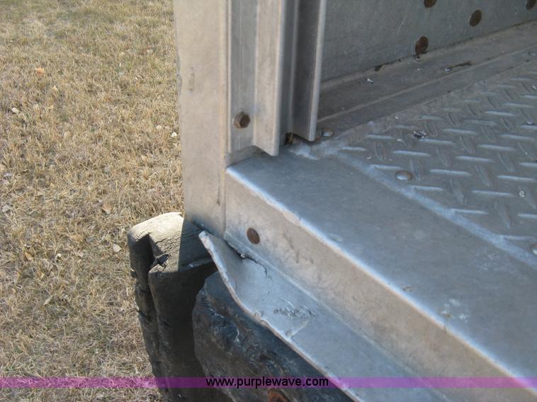 image for item J2946 2002 Wilson Silver Star PSDCL-302 cattle pot trailer