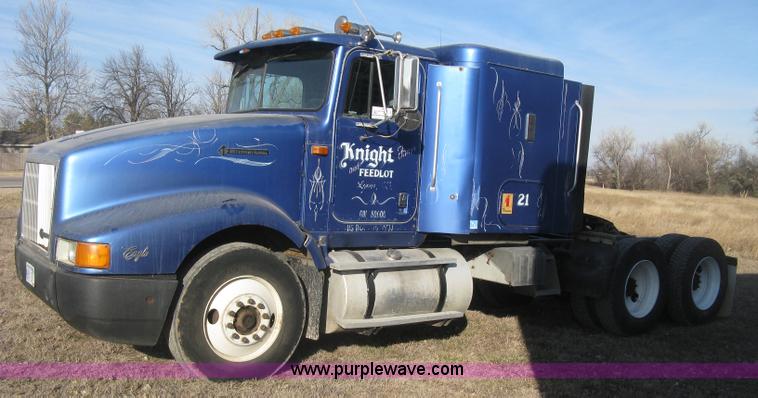 image for item J2947 1993 International Eagle 9400 semi truck