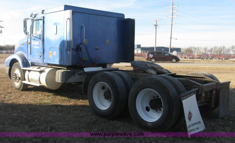 image for item J2947 1993 International Eagle 9400 semi truck