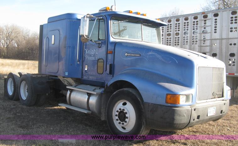 image for item J2947 1993 International Eagle 9400 semi truck