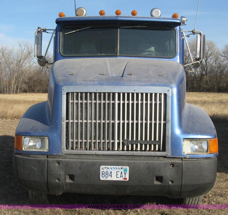 image for item J2947 1993 International Eagle 9400 semi truck