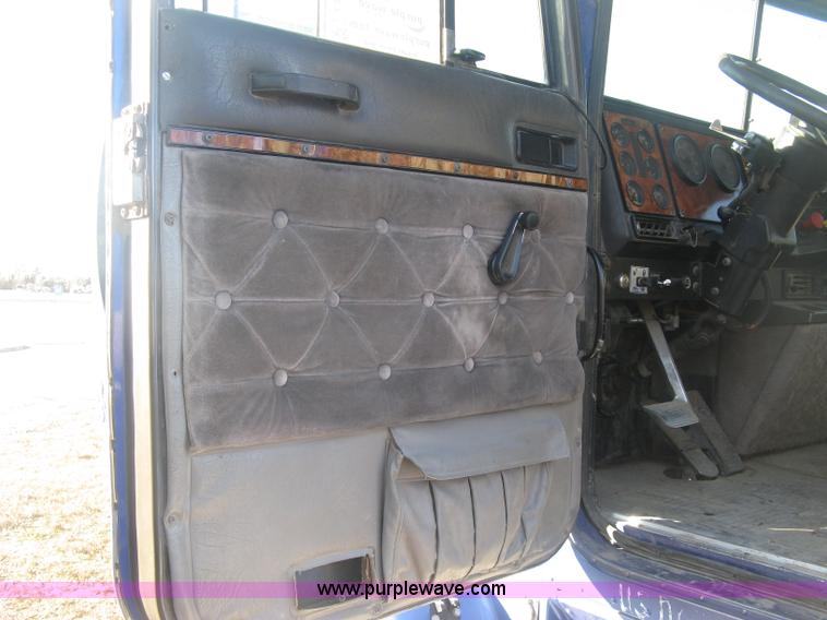 image for item J2947 1993 International Eagle 9400 semi truck