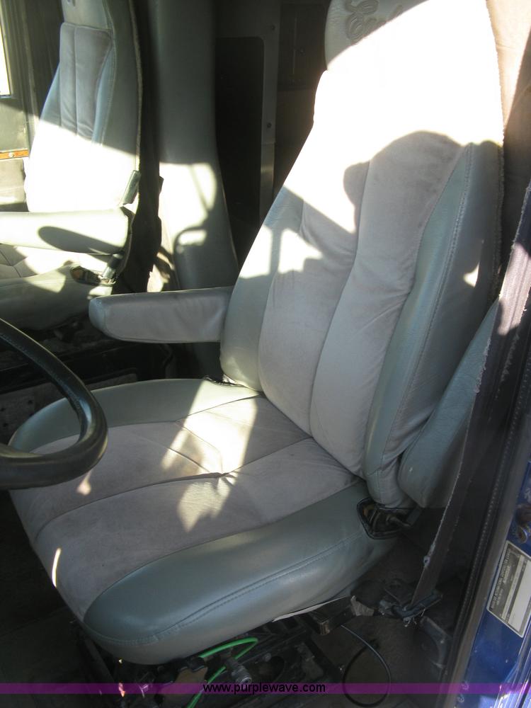 image for item J2947 1993 International Eagle 9400 semi truck