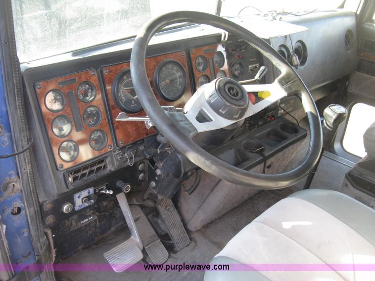 image for item J2947 1993 International Eagle 9400 semi truck