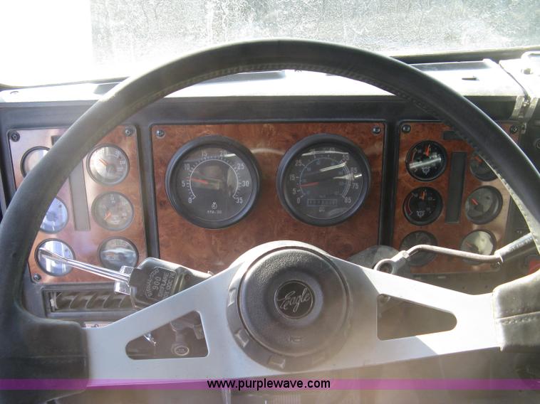 image for item J2947 1993 International Eagle 9400 semi truck