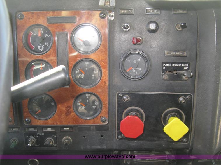 image for item J2947 1993 International Eagle 9400 semi truck