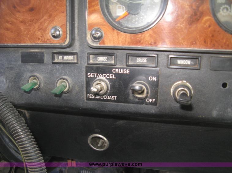 image for item J2947 1993 International Eagle 9400 semi truck