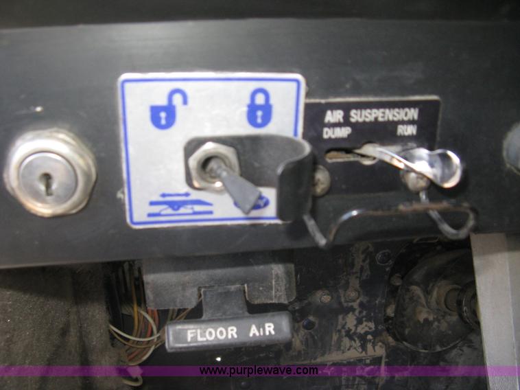 image for item J2947 1993 International Eagle 9400 semi truck