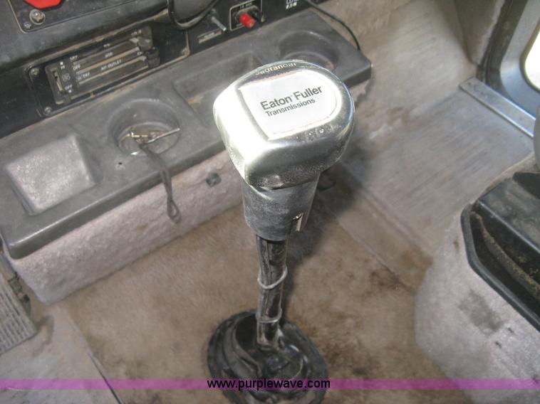 image for item J2947 1993 International Eagle 9400 semi truck