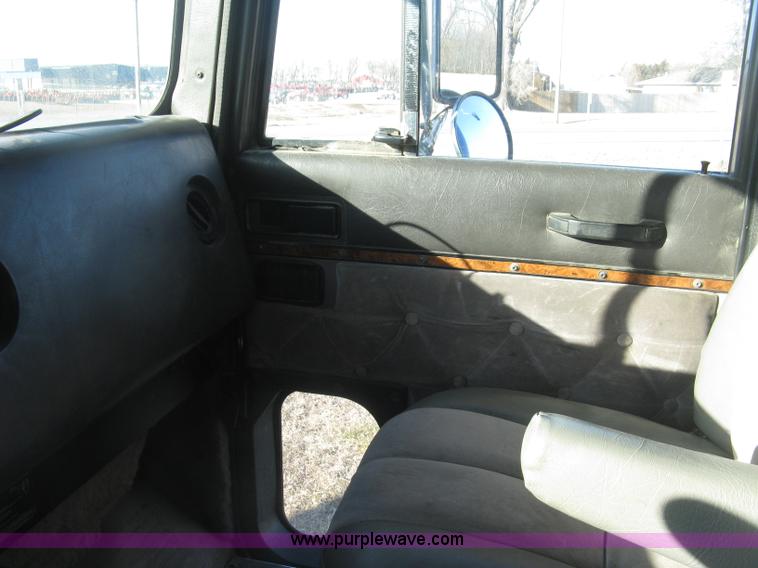 image for item J2947 1993 International Eagle 9400 semi truck