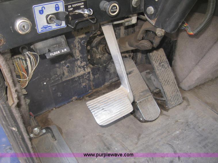 image for item J2947 1993 International Eagle 9400 semi truck