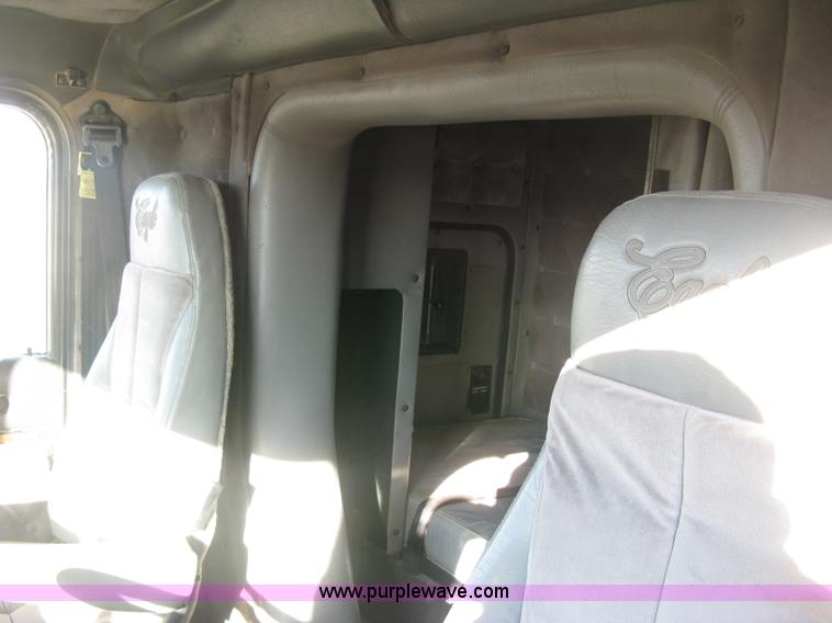 image for item J2947 1993 International Eagle 9400 semi truck