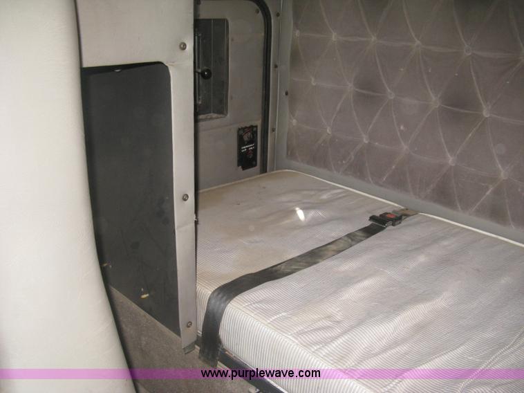 image for item J2947 1993 International Eagle 9400 semi truck