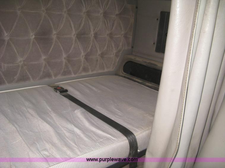 image for item J2947 1993 International Eagle 9400 semi truck