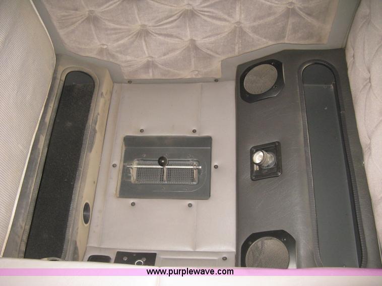 image for item J2947 1993 International Eagle 9400 semi truck