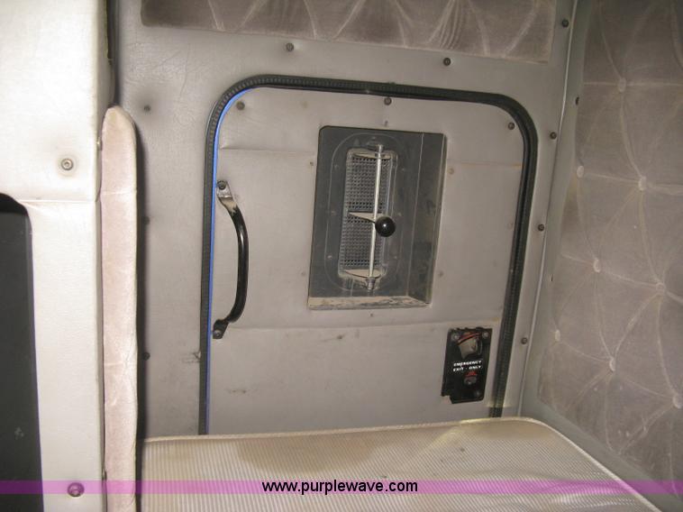 image for item J2947 1993 International Eagle 9400 semi truck