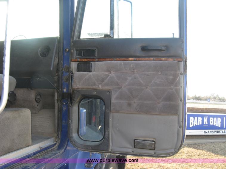 image for item J2947 1993 International Eagle 9400 semi truck