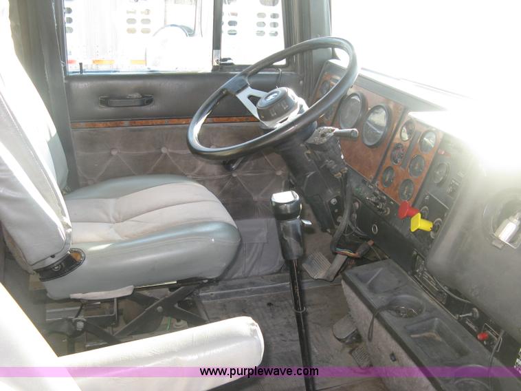 image for item J2947 1993 International Eagle 9400 semi truck