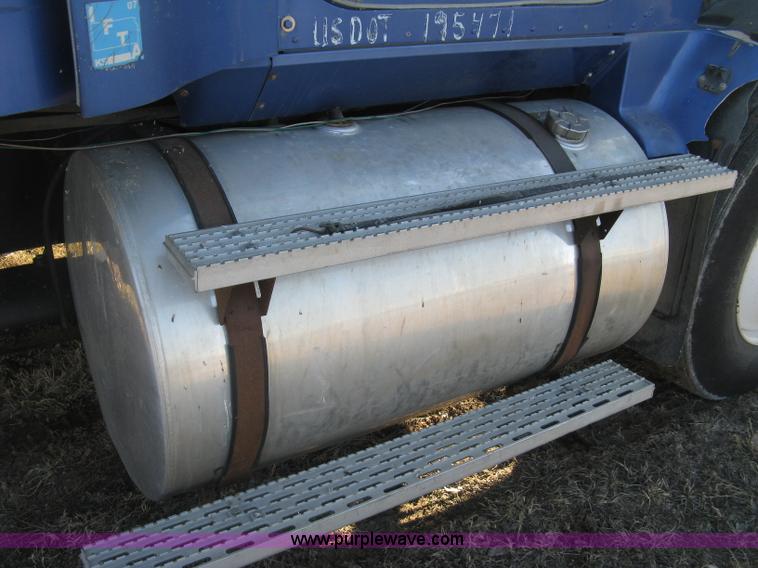 image for item J2947 1993 International Eagle 9400 semi truck