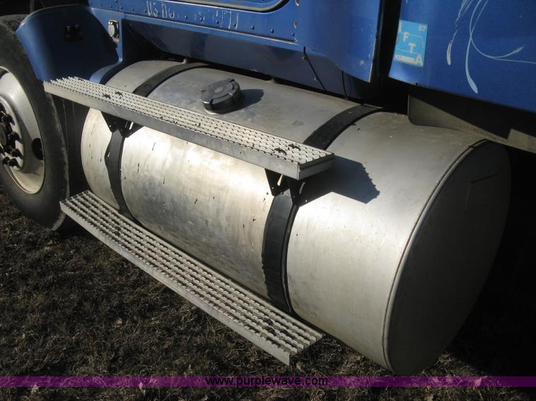 image for item J2947 1993 International Eagle 9400 semi truck