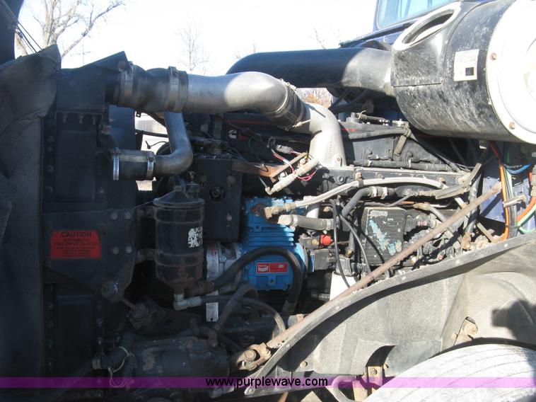 image for item J2947 1993 International Eagle 9400 semi truck