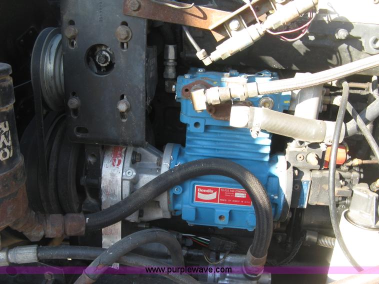 image for item J2947 1993 International Eagle 9400 semi truck