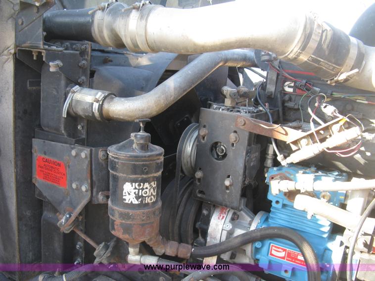 image for item J2947 1993 International Eagle 9400 semi truck