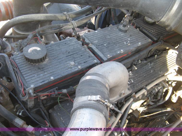 image for item J2947 1993 International Eagle 9400 semi truck