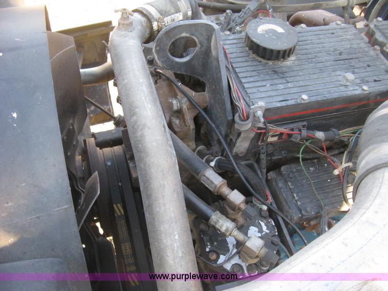 image for item J2947 1993 International Eagle 9400 semi truck