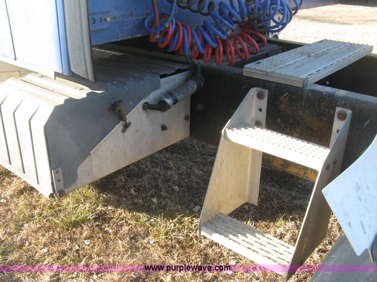 image for item J2947 1993 International Eagle 9400 semi truck