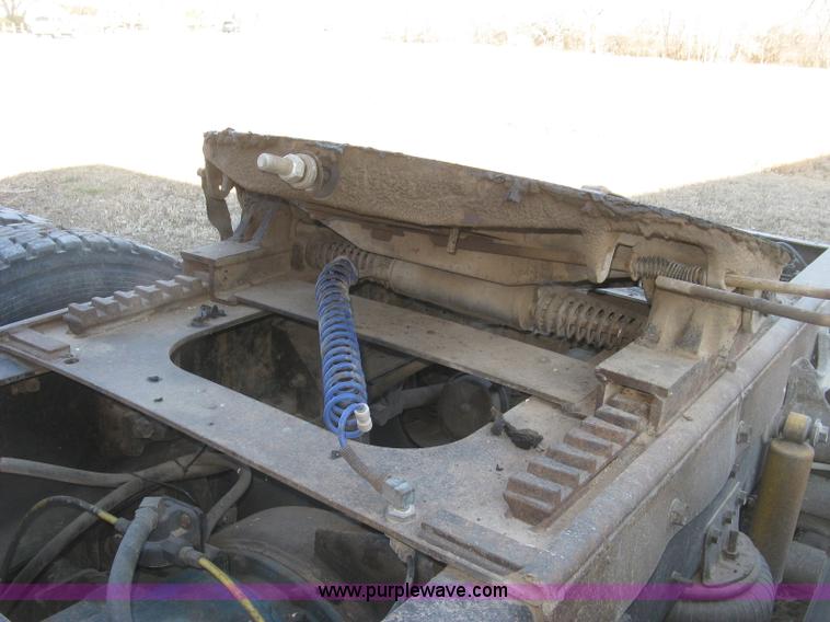 image for item J2947 1993 International Eagle 9400 semi truck