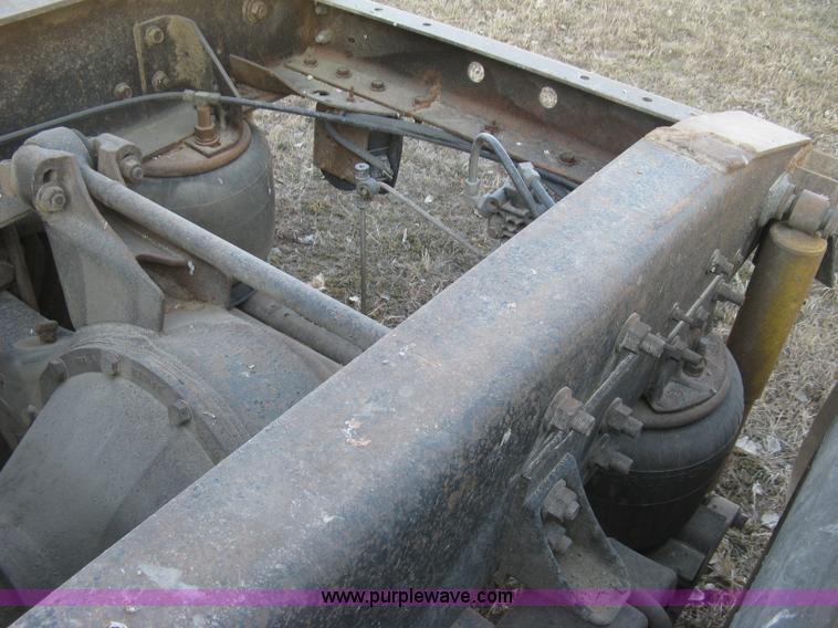 image for item J2947 1993 International Eagle 9400 semi truck