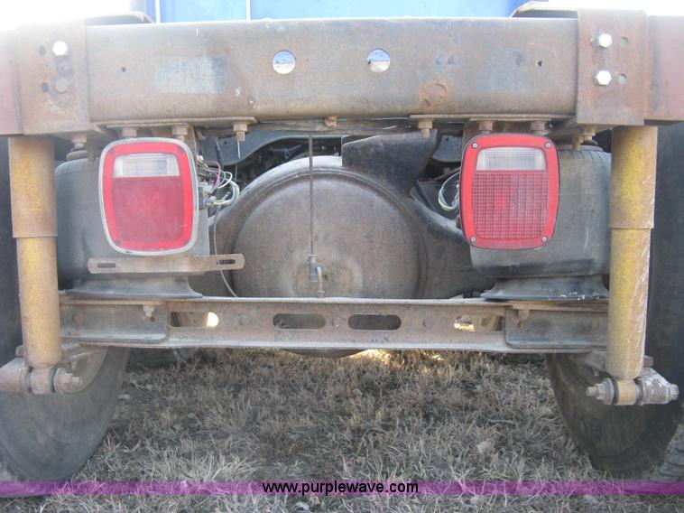 image for item J2947 1993 International Eagle 9400 semi truck