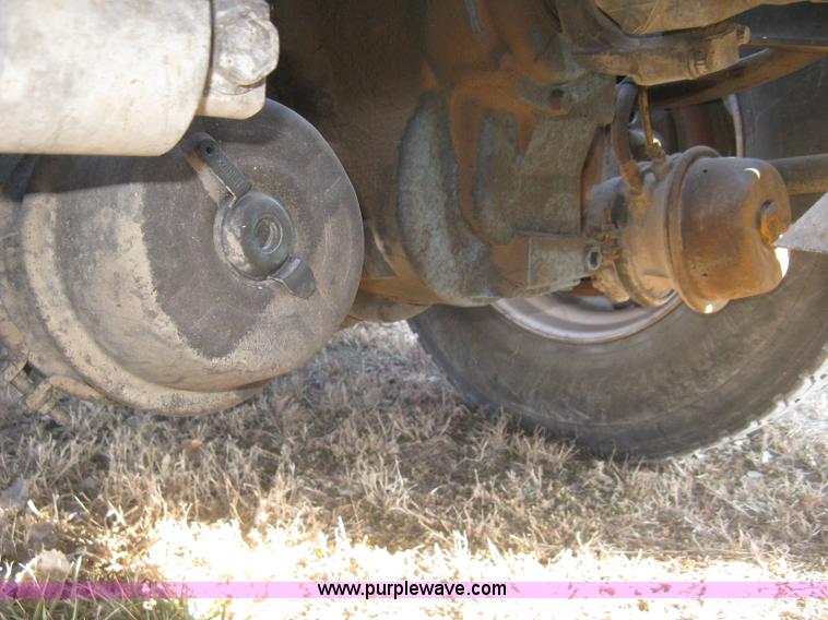 image for item J2947 1993 International Eagle 9400 semi truck