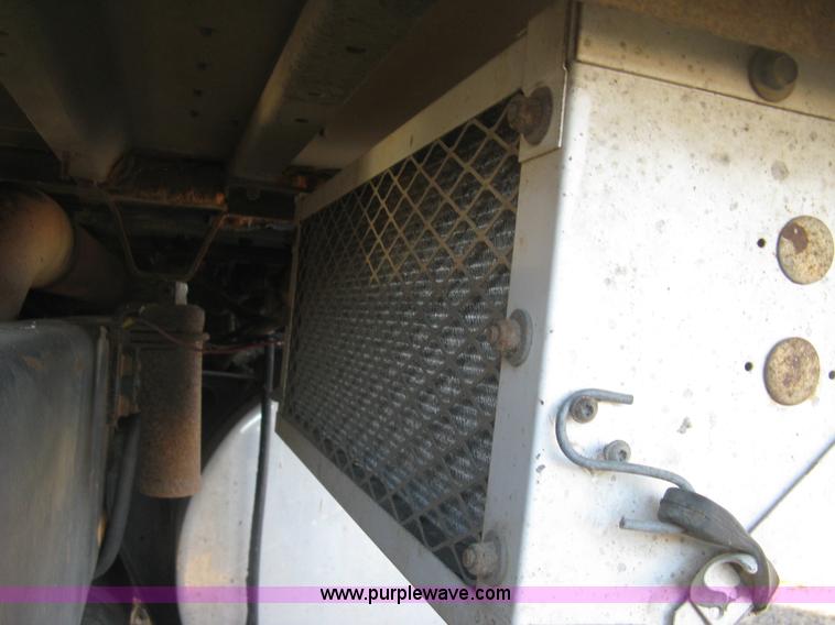 image for item J2947 1993 International Eagle 9400 semi truck