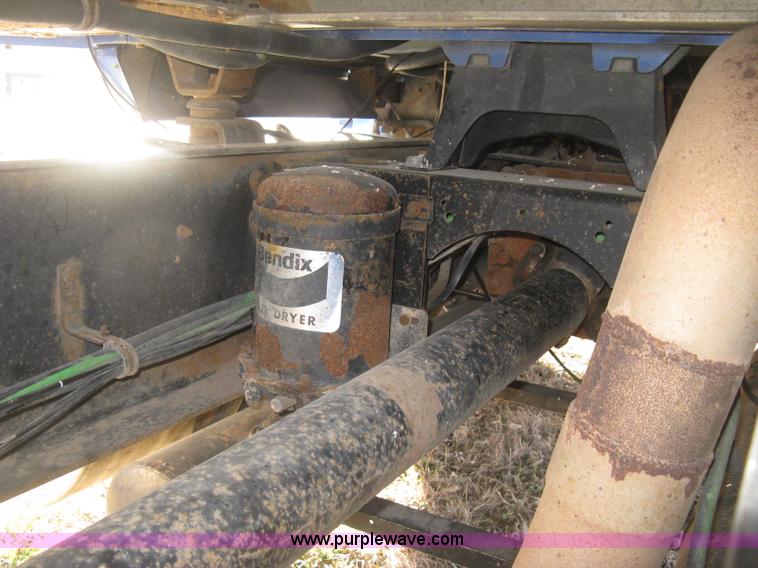 image for item J2947 1993 International Eagle 9400 semi truck