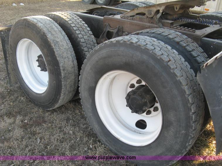 image for item J2947 1993 International Eagle 9400 semi truck