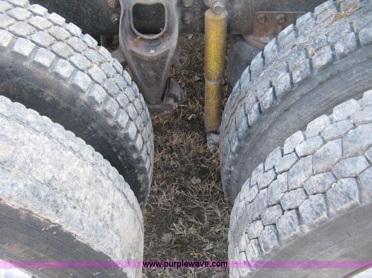 image for item J2947 1993 International Eagle 9400 semi truck