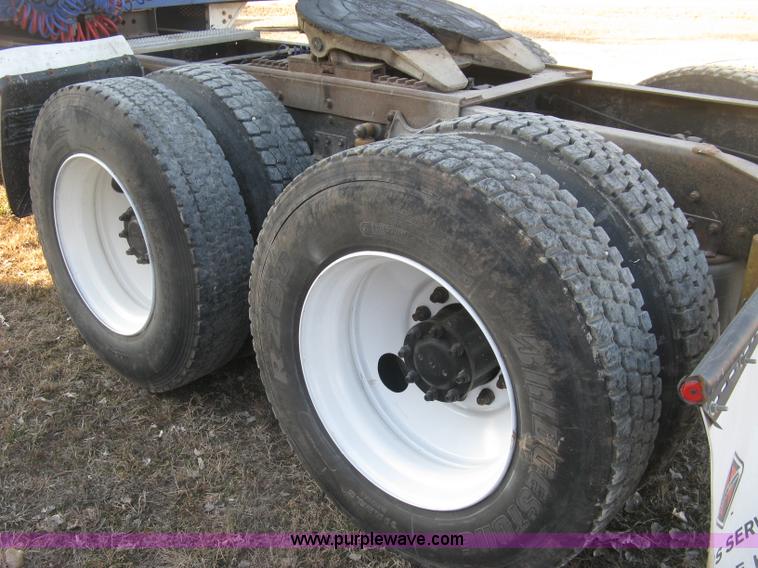 image for item J2947 1993 International Eagle 9400 semi truck