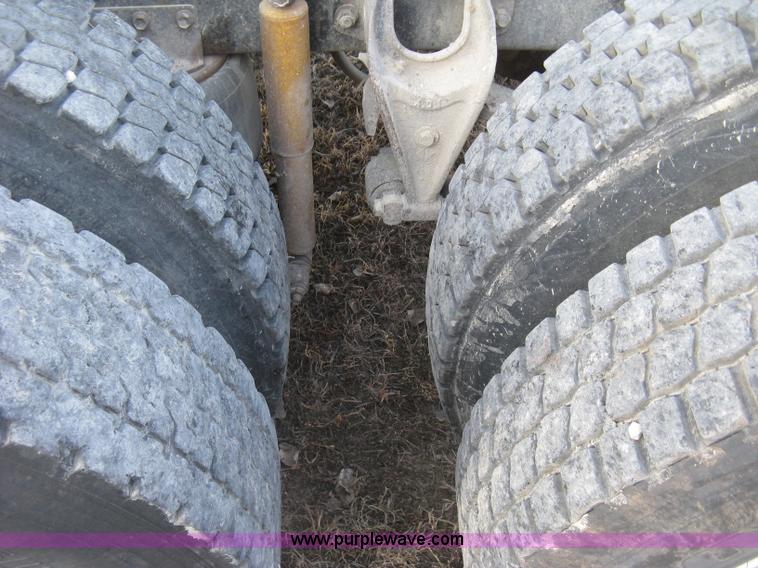 image for item J2947 1993 International Eagle 9400 semi truck