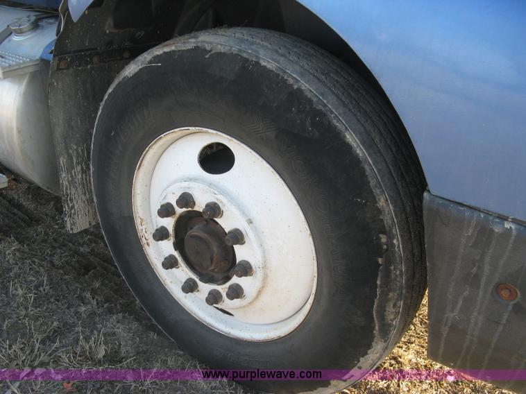 image for item J2947 1993 International Eagle 9400 semi truck