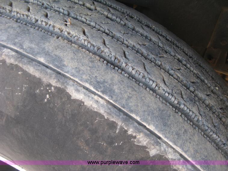 image for item J2947 1993 International Eagle 9400 semi truck