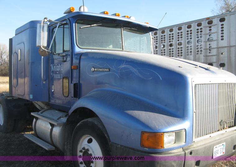 image for item J2947 1993 International Eagle 9400 semi truck