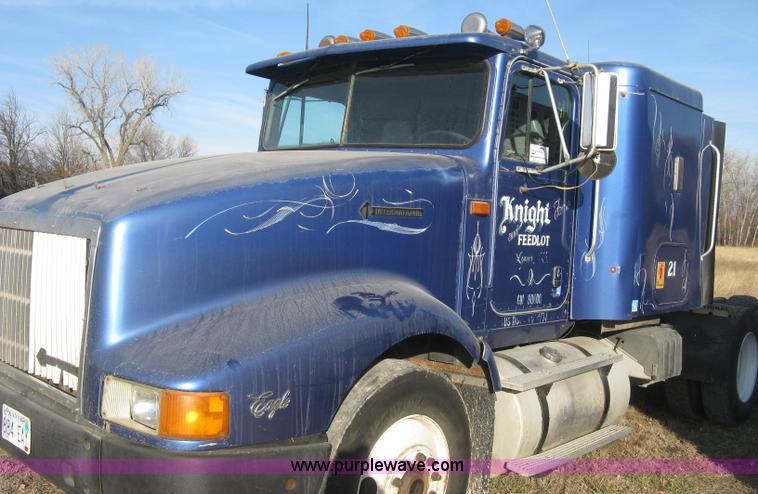 image for item J2947 1993 International Eagle 9400 semi truck