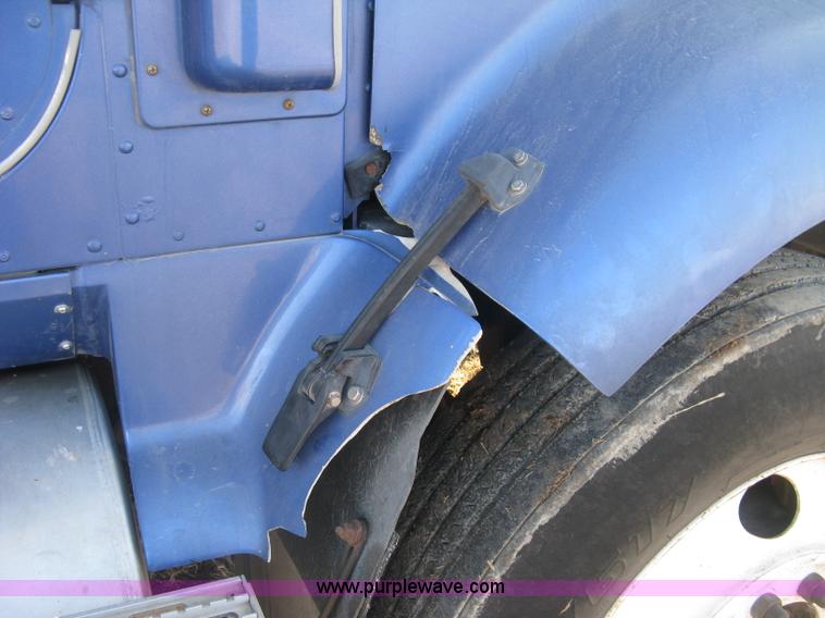 image for item J2947 1993 International Eagle 9400 semi truck