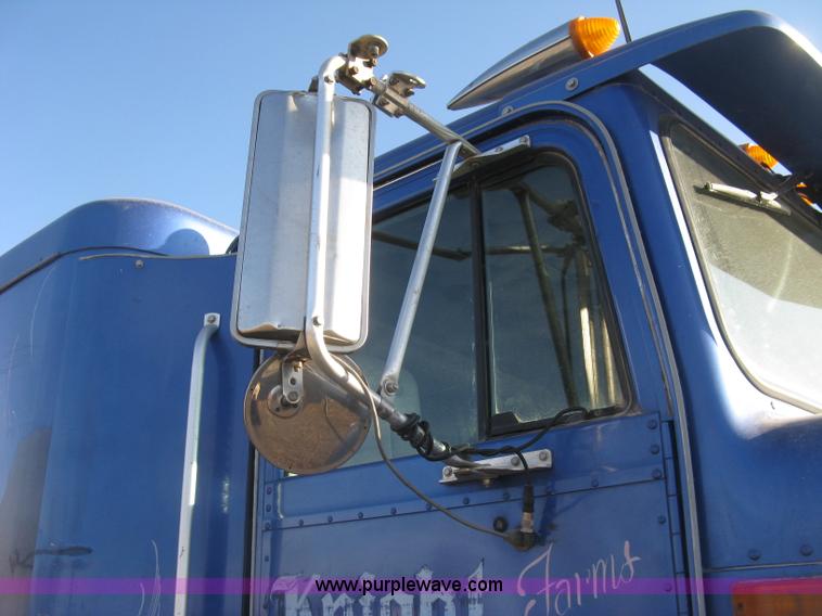 image for item J2947 1993 International Eagle 9400 semi truck