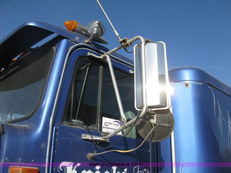 image for item J2947 1993 International Eagle 9400 semi truck