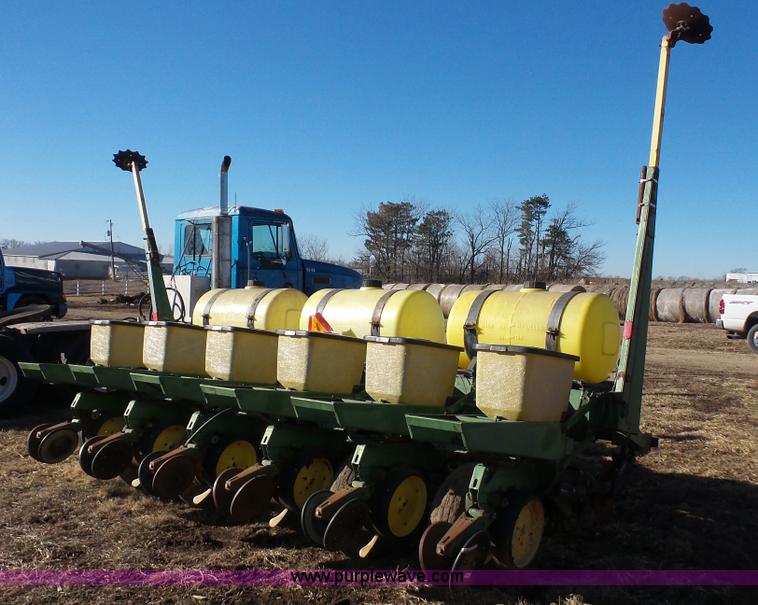 John Deere 7000 notill planter in Baldwin City, KS Item J4509 sold
